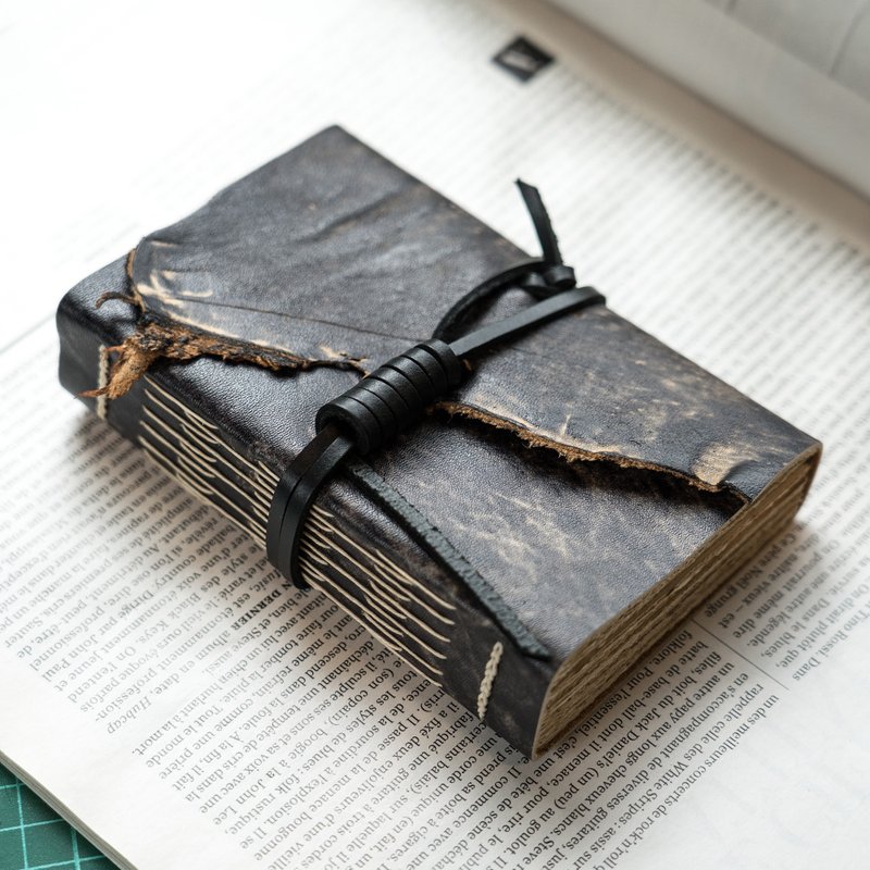 筆記本/手帳 真皮 Leather Journal, Vintage Bookbinding (Natural Edge / Rustic Black) - สมุดบันทึก/สมุดปฏิทิน - หนังแท้ 
