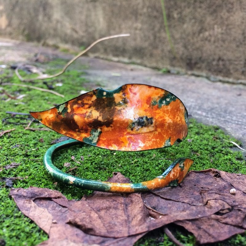 Texture Leafy Bracelet (unique, handmade, leather bracelet , 2024) - 手鍊/手鐲 - 真皮 多色