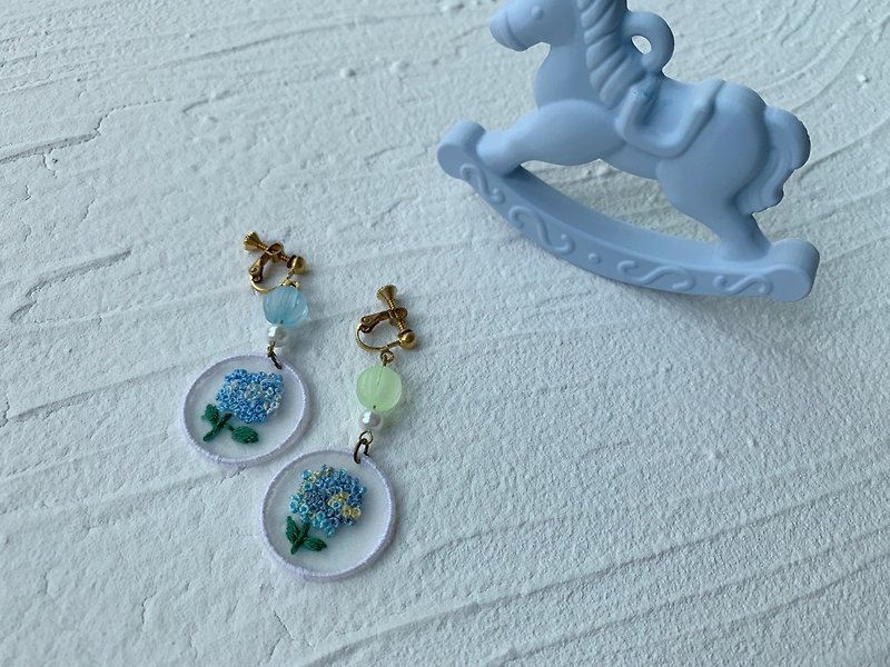 Embroidered Earrings/Organza Embroidered Earrings/Hydrangea Earrings - ต่างหู - งานปัก สีน้ำเงิน