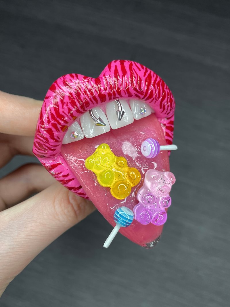 Phone grip. Pink lips with gummy bears. - อื่นๆ - ดินเหนียว 