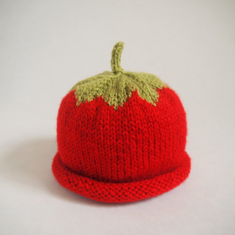 カナダのモントリオールで手編みされた、0～3歳の子供向けの手編みイチゴ帽子 - リング - アクリル レッド