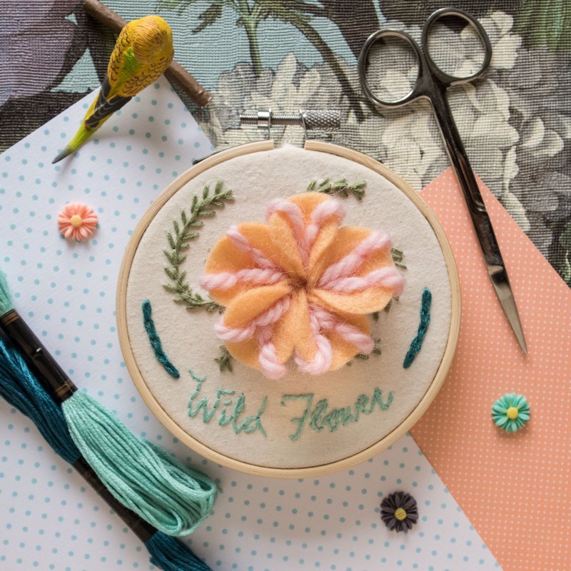 手作立體花兒刺繡框禮物－"Wlid Flower" - 全人手製作 - 壁貼/牆壁裝飾 - 棉．麻 粉紅色