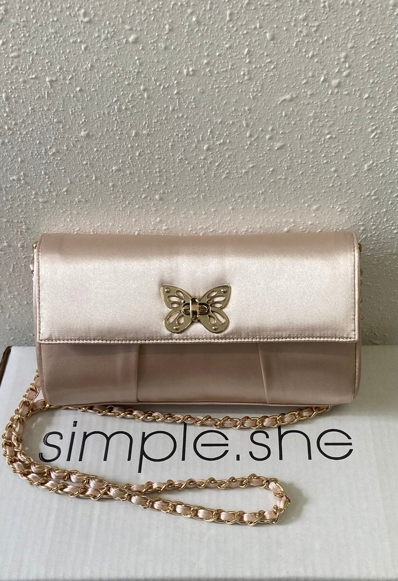 simple.she polyester satin pleat butterfly metal lock hardware evening bag - กระเป๋าถือ - วัสดุอื่นๆ สีกากี