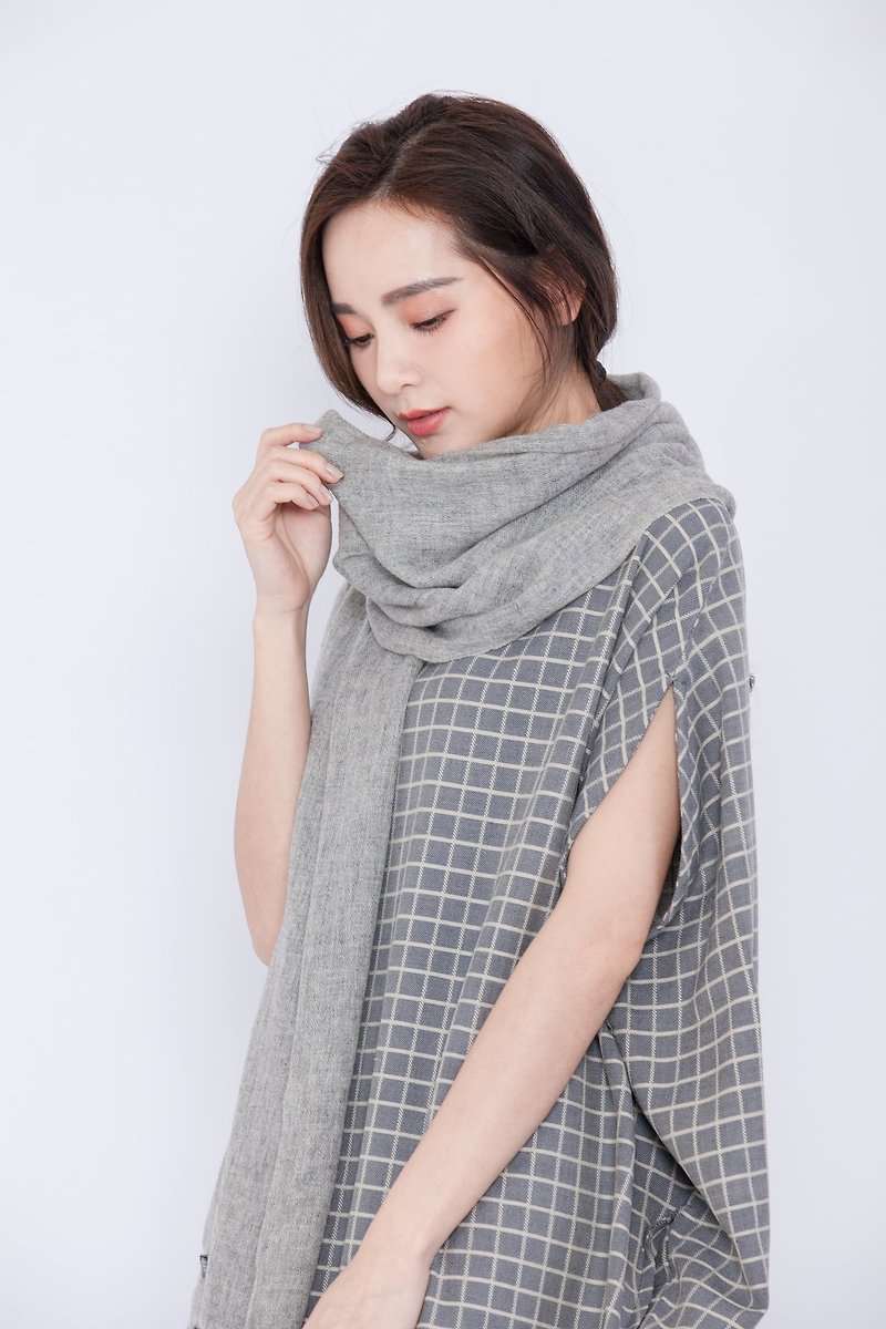 Cashmere scarf gray fair trade - ผ้าพันคอถัก - ขนแกะ สีเทา
