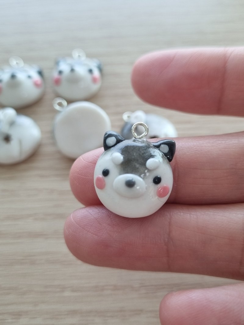 Gray shiba dog pendant for necklace or key ring, polymer clay. - 吊飾/掛飾 - 陶 灰色