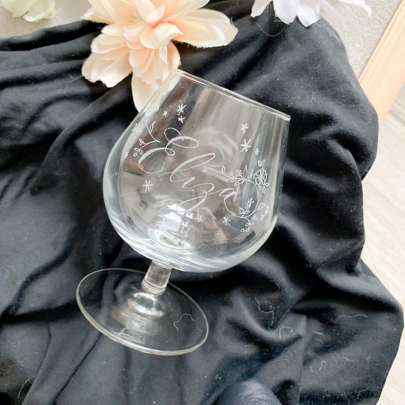 客製化玻璃酒杯 手工刻字英文藝術字禮物 - 酒杯/酒器 - 玻璃 透明