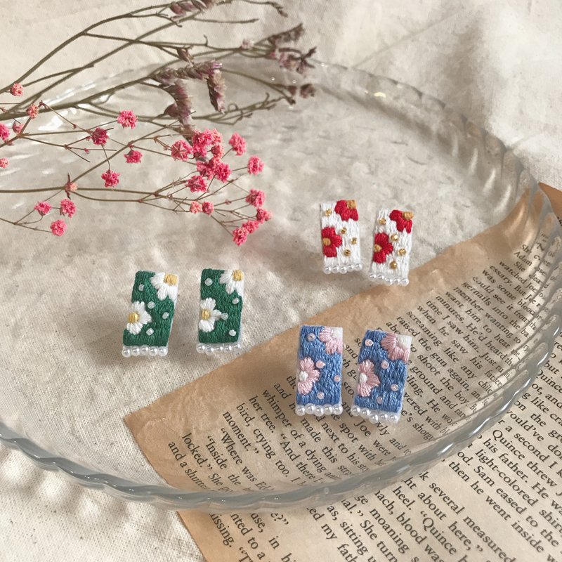 Hand-made embroidery//Flower Yang Wish Short Book Earrings/Can be changed to clip-on - ต่างหู - งานปัก สีเขียว