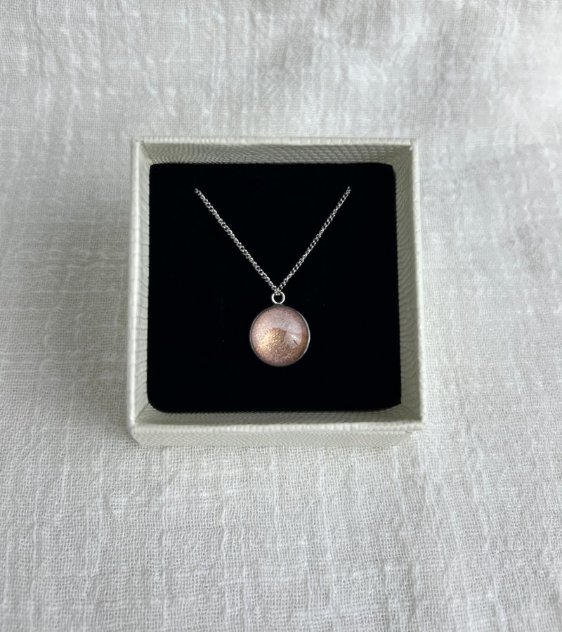 【聖誕禮物】剛剛好的溫柔 粉色圓形手繪項鍊 不銹鋼鍊條 - 項鍊 - 不鏽鋼 粉紅色