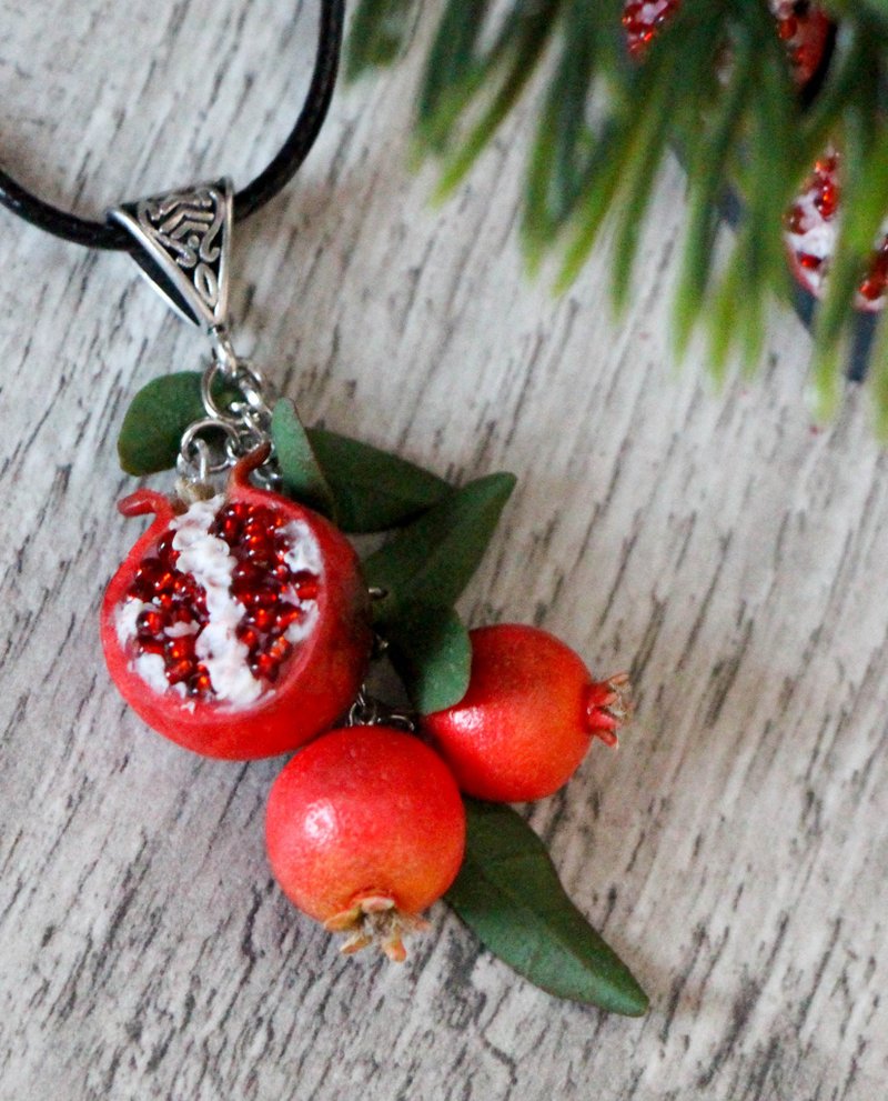 Pendant with pomegranate - 項鍊 - 黏土 多色