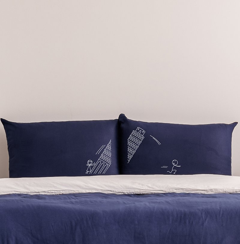''Leaning Tower'' Boy Meets Girl couple pillowcase by Human Touch - หมอน - ผ้าฝ้าย/ผ้าลินิน สีน้ำเงิน