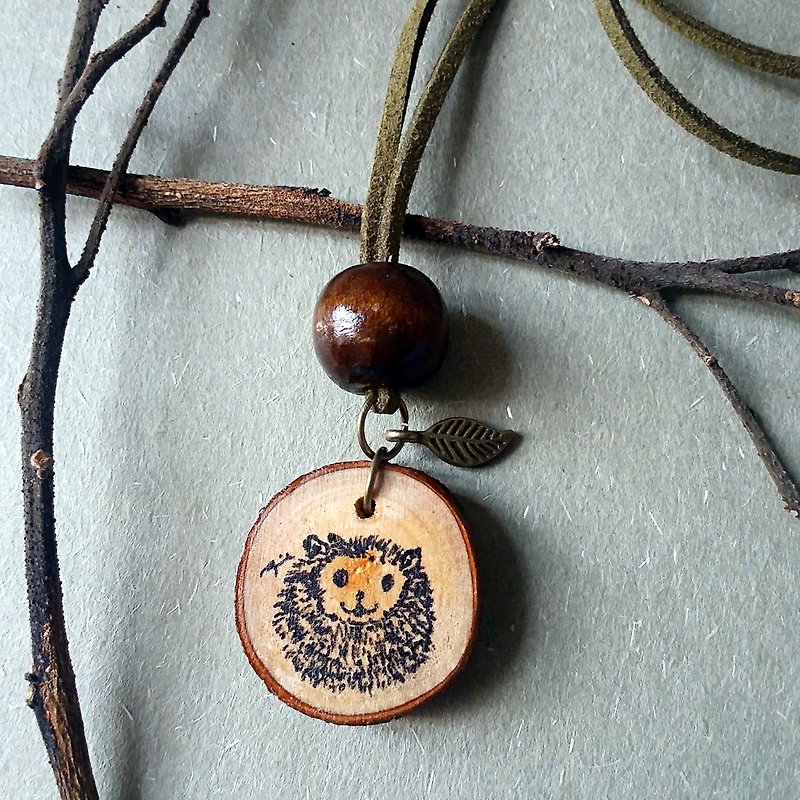 Hand-painted necklace/pendant (hedgehog) - สร้อยคอ - ไม้ หลากหลายสี