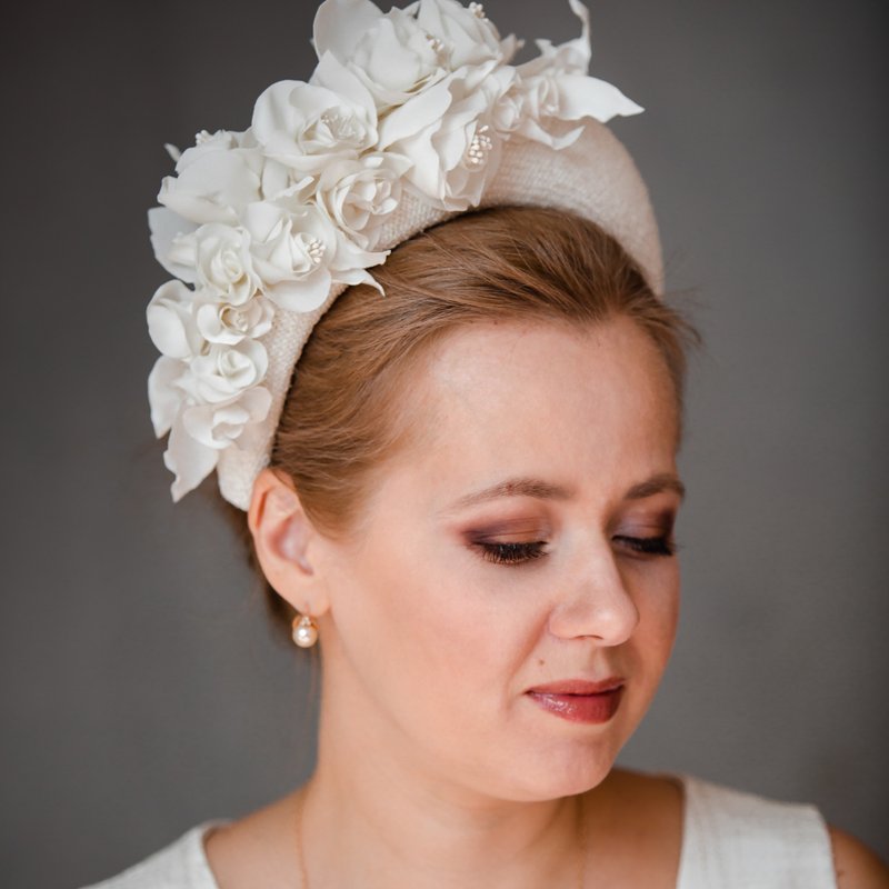Bridal padded headband with blusher birdcage veil. Wedding fascinator - 髮箍/髮帶 - 其他材質 白色