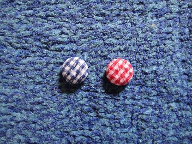 Grid red grid blue button earrings C22BT/UZ21Z20 - ต่างหู - ผ้าฝ้าย/ผ้าลินิน 