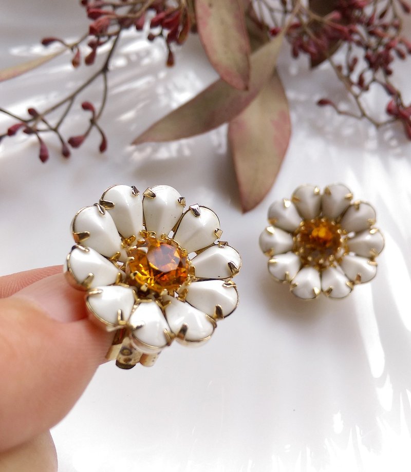 【西洋古董飾品 】WEISS 白花朵 精緻 設計款 夾式耳環 - 耳環/耳夾/耳骨夾 - 其他金屬 藍色