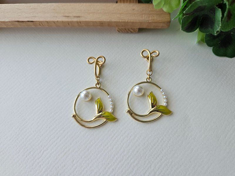 【Mermaid】yellow~painless Clip-On, clip-on earrings, ear hooks - ต่างหู - วัสดุอื่นๆ สีเหลือง