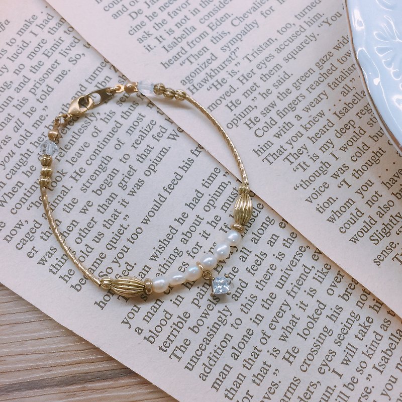 Classic zircon pearl brass bracelet - สร้อยข้อมือ - โลหะ สีทอง
