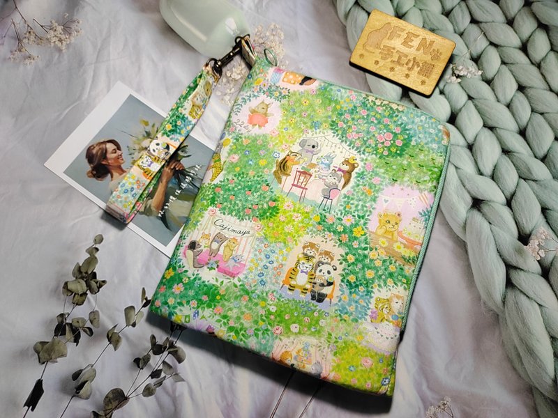 袋物系列-日本限量設計師布動物聚餐款L型拉鍊袋鋪棉-電子保護套 - 平板/電腦保護殼/保護貼 - 棉．麻 