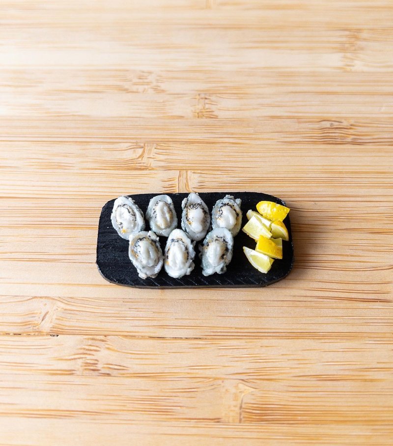 Set of 7 miniature raw oysters Miniature food with cut lemon - ตุ๊กตา - ดินเหนียว สีเทา