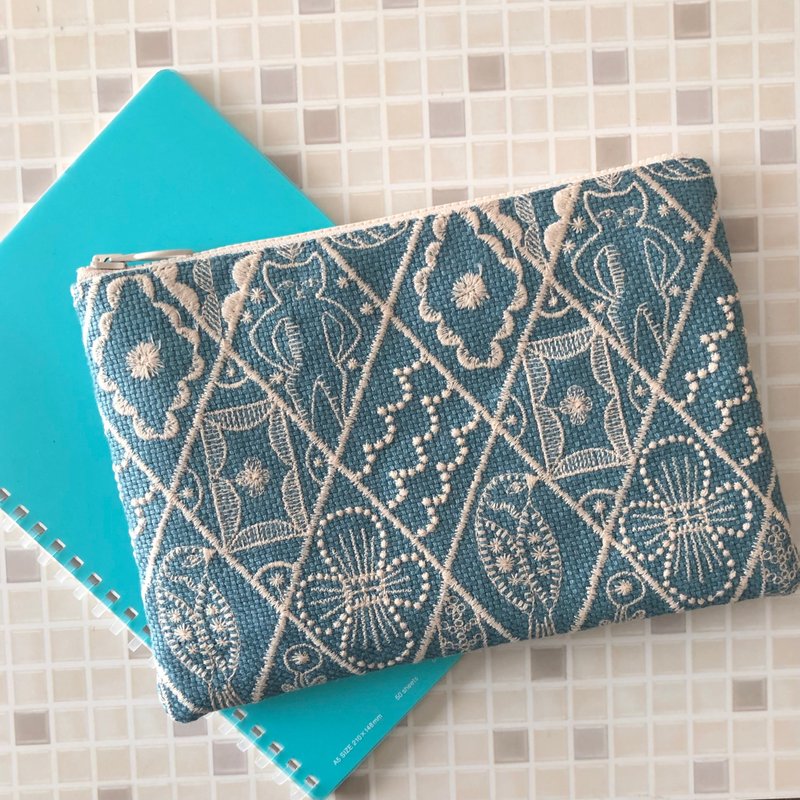 mina perhonen symphony handmade flat pouch popular pattern blue - กระเป๋าเครื่องสำอาง - ผ้าฝ้าย/ผ้าลินิน สีน้ำเงิน