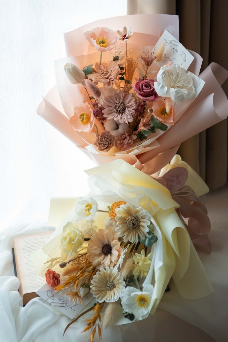 Happy Graduation Immortality Bouquet - Eternal Flower Gift | Graduation Gift (With Bag) - ช่อดอกไม้แห้ง - พืช/ดอกไม้ หลากหลายสี