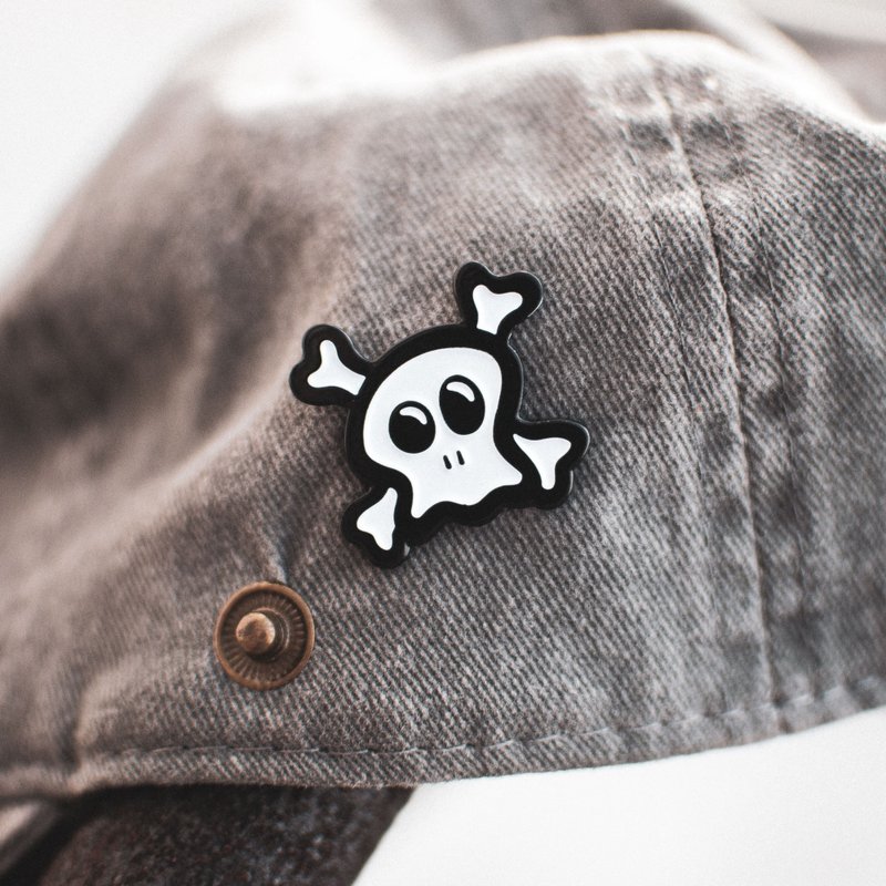 BURA Happy Skull Pin Brooch Lapel Badge - เข็มกลัด - วัตถุเคลือบ สีดำ