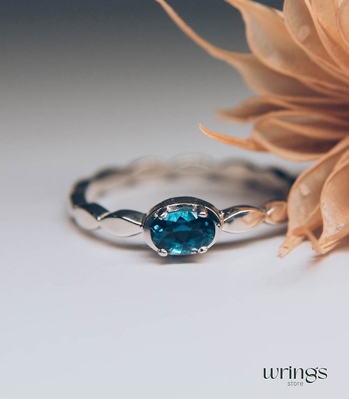 WRINGS 橢圓形倫敦藍托帕石單鑽訂婚戒指 獨特珠珠帶銀質