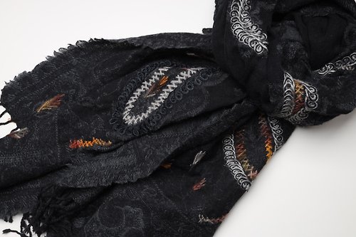 M31仙女星工作室 【母親節禮物】喀什米爾水煮羊毛手工刺繡圍巾披肩純黑色拼紗毛邊