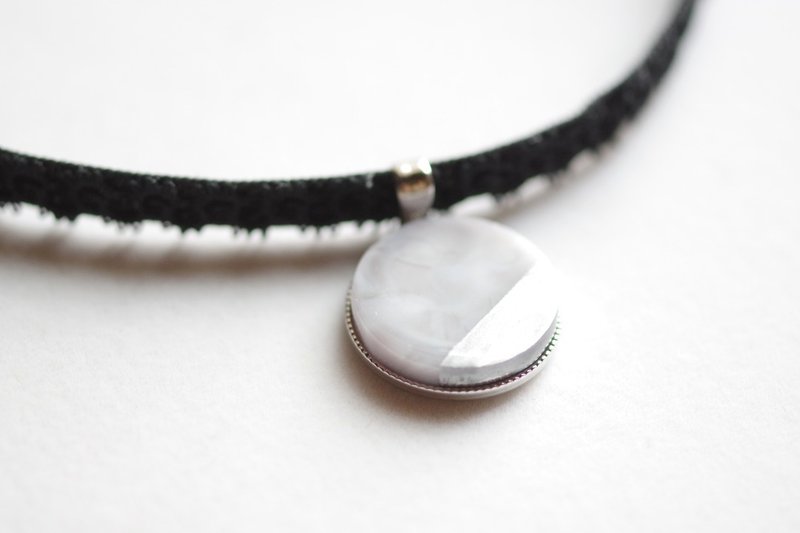 レジンアート　ラウンドモチーフとタティングレースとベルベットリボンのチョーカー・嵐の夜に - ネックレス - レジン グレー