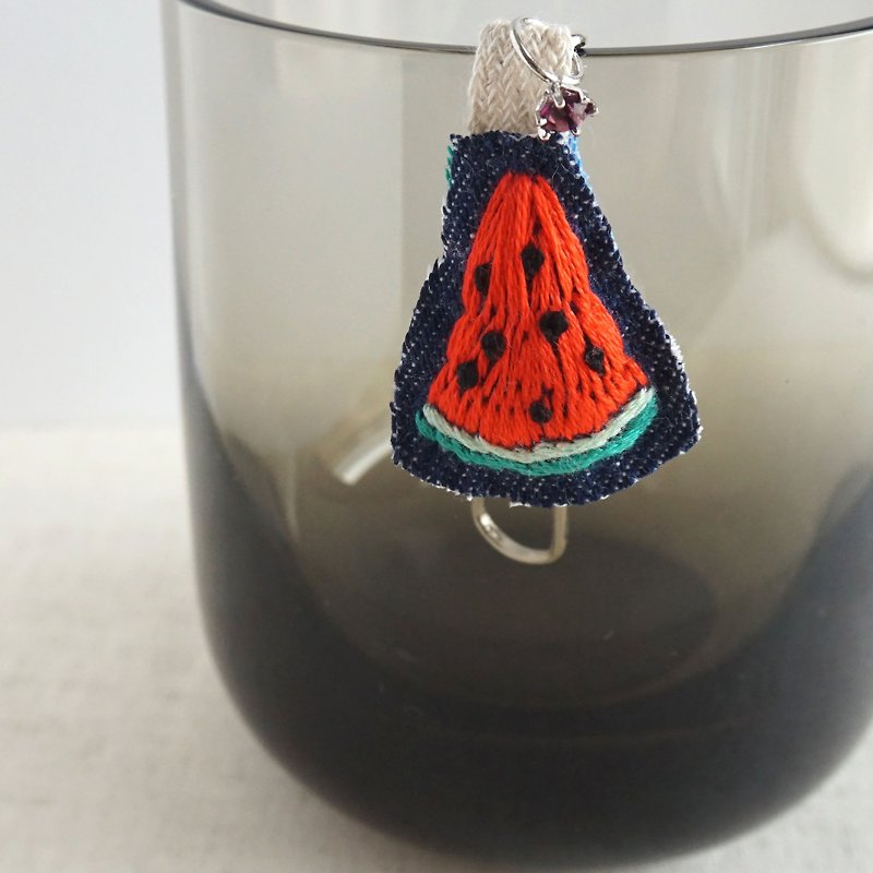 Hand-embroidered key charm "watermelon 1" [Made to order] - ที่ห้อยกุญแจ - งานปัก สีแดง