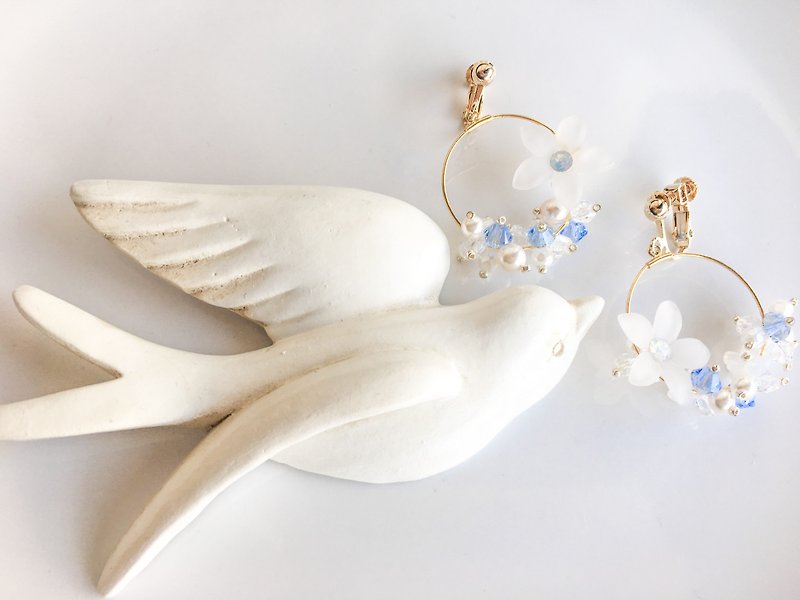 Jasmine motif loop earrings-light sapphire - ต่างหู - แก้ว สีน้ำเงิน