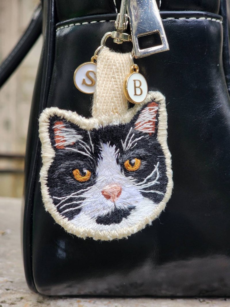 hand-embroidered pet portrait keychain - 鑰匙圈/鑰匙包 - 繡線 
