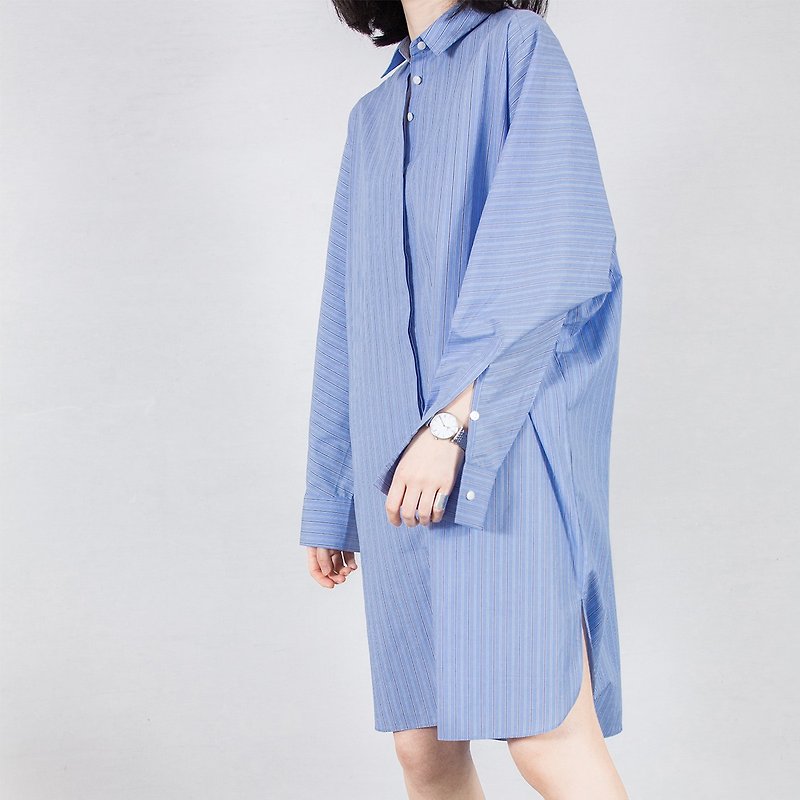 Capsule GAOGUO original design women's 18 spring and summer fine-stripe large-profile onepiece shirt skirt - เสื้อเชิ้ตผู้หญิง - ผ้าฝ้าย/ผ้าลินิน สีน้ำเงิน