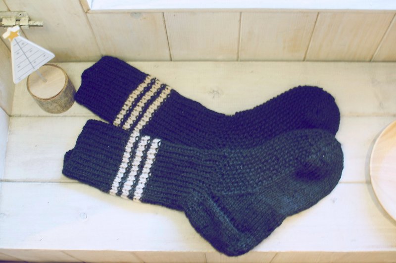 【好日手作】Handmade。日系冬日暖物/手織毛線厚毛襪／聖誕交換禮物 - 襪子 - 其他材質 