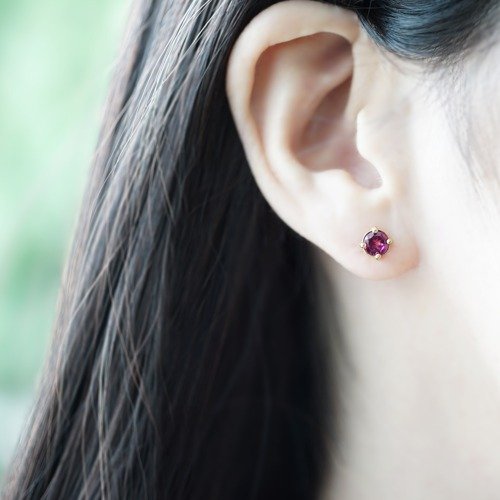 Rhodolite Garnet Round Cut 5mm Claw Stud Earrings Myriam - 設計館