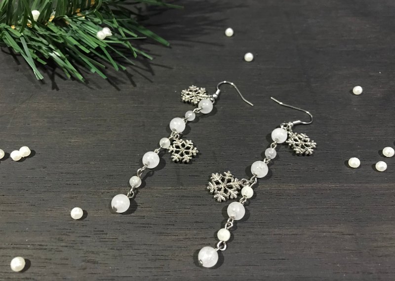 Snowflake Earring Snowdrop in Winter Accessories(M size) - ピアス・イヤリング - 石 透明