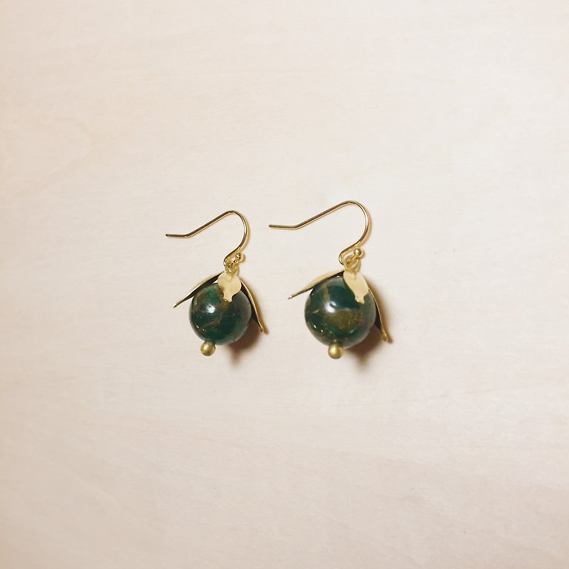 Vintage Petals golden earrings green Stone fruit - Earrings & Clip-ons - Semi-Precious Stones Green