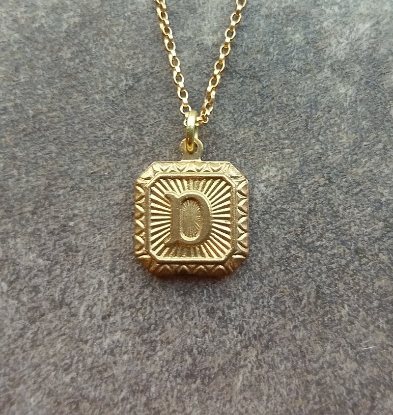 アンティーク真鍮の文字のネックレス-D - ネックレス - 宝石 