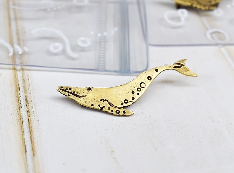 Swim around big-winged whale, flavonoid brooch - Brooches - Other Metals Blue