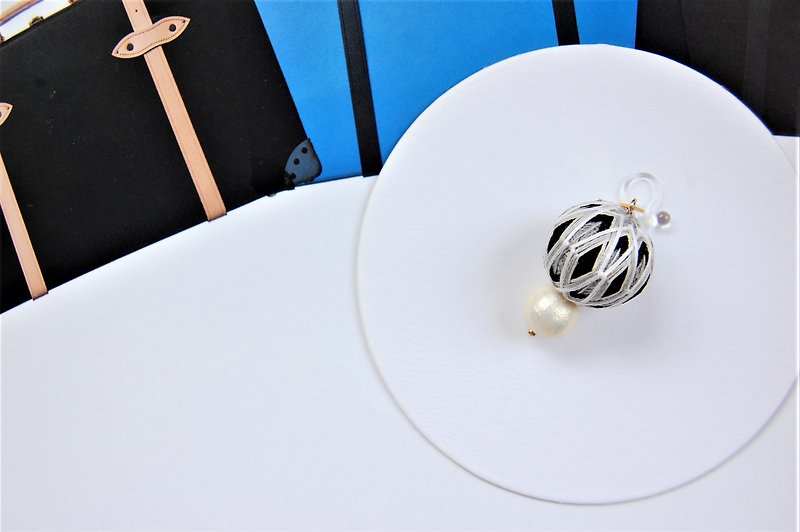 tachibanaya diamond Japanese TEMARI earrings Black Traditional Japanese Crafts Temari Ball Embroidered Earrings Earrings - ต่างหู - งานปัก สีดำ