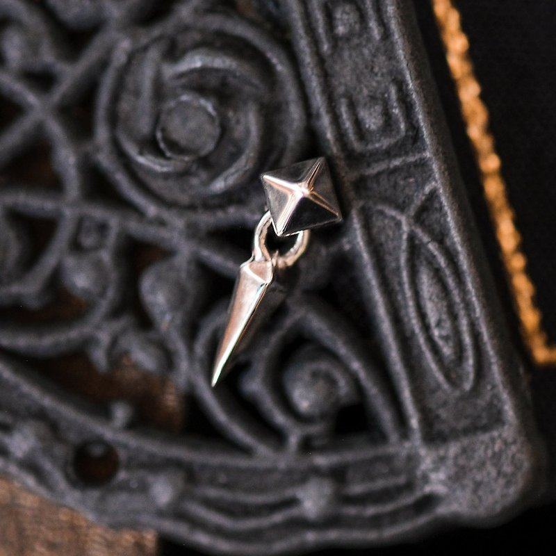 龐克風錐形鉚釘耳環 925純銀飾 單只售 - 耳環/耳夾 - 純銀 銀色