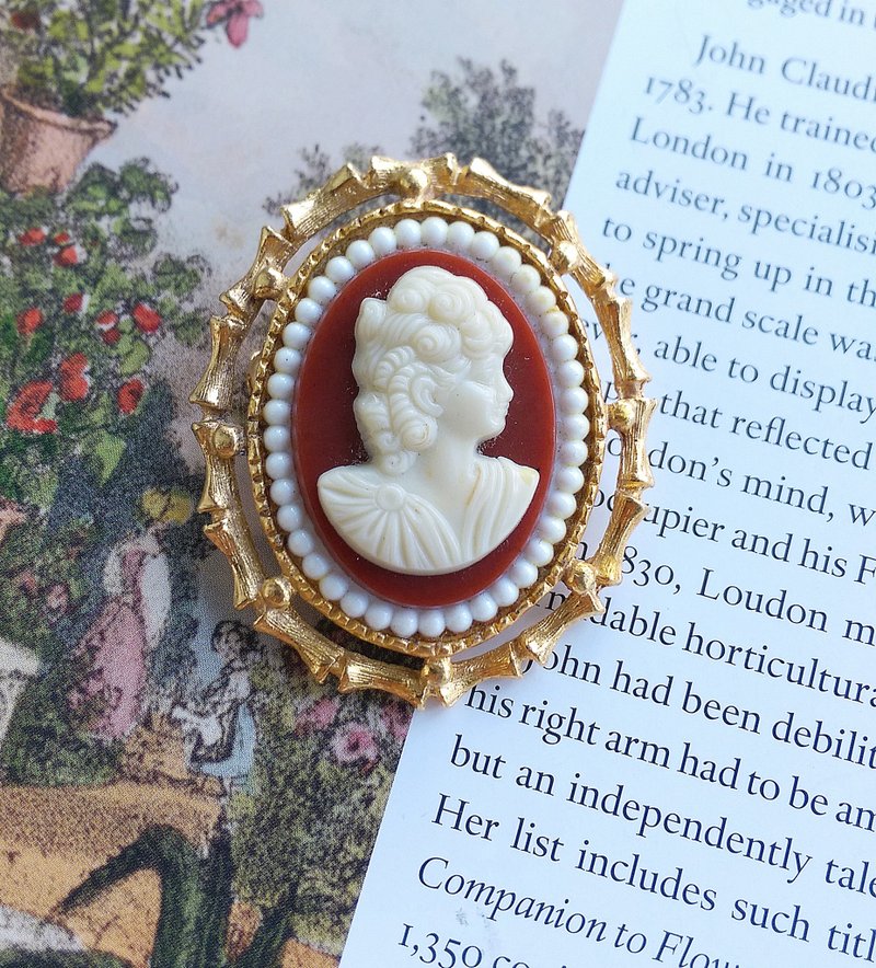 Vintage Jewelry 西洋古董飾品 古典 Cameo  仕女 竹節框 別針 - 徽章/別針 - 其他金屬 白色