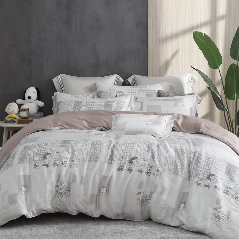 [HOYACASA x Snoopy joint model] 60-count antibacterial Tencel dual-purpose quilt set-City Roaming - เครื่องนอน - วัสดุอีโค สีกากี