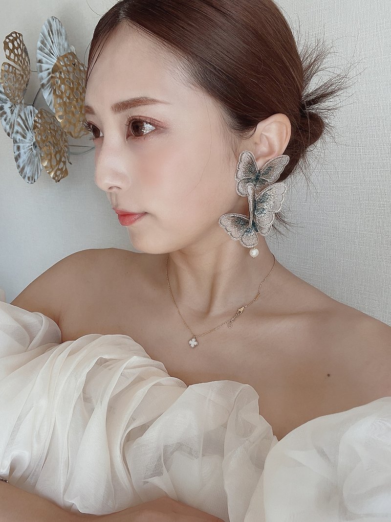 Beautiful gold butterfly embroidered earrings  bridal accessories, - ต่างหู - วัสดุอื่นๆ สีทอง