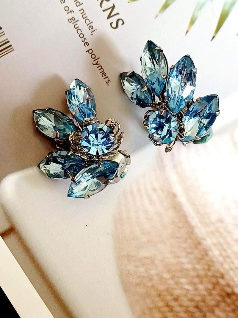 vintage jewelry 古董水藍萊茵石花瓣 夾式耳環 - 耳環/耳夾/耳骨夾 - 其他金屬 