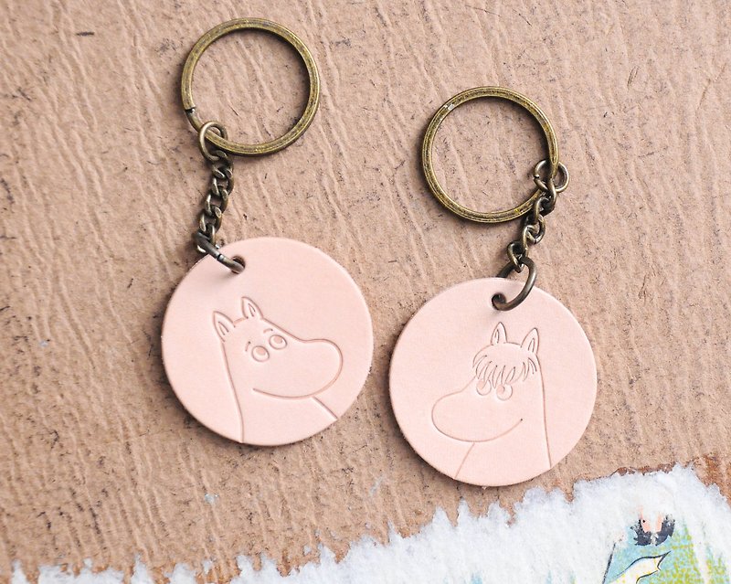 MOOMIN x Hong Kong-made leather Moomin Kone charm key ring natural color material package is officially authorized - เครื่องหนัง - หนังแท้ สีกากี