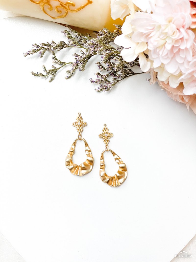 RURI | Matte gold temperament flower wave drop-shaped drop earrings Clip-On - ต่างหู - เครื่องประดับ สีทอง