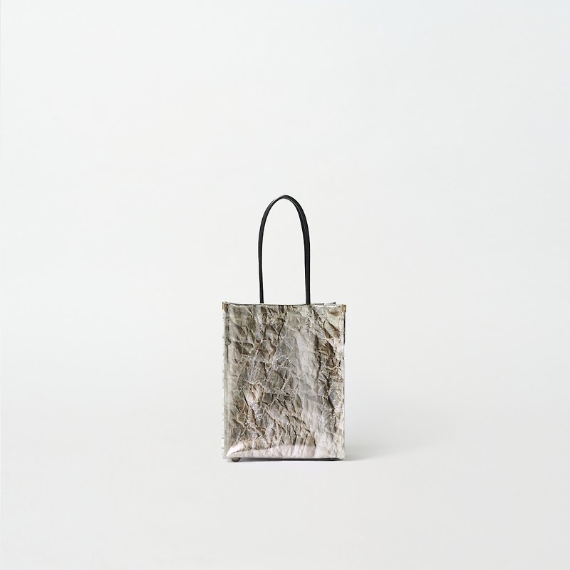 [Hand-rolled silver foil shopper bag mini] Tote bag/Paper bag/Leather handle/Simple/Bottom tacks Free standing/Traditional craft/Kimono/Obi - กระเป๋าถือ - ผ้าฝ้าย/ผ้าลินิน สีเงิน