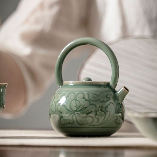 哎喔生活雜良 品藏 龍泉青瓷功夫茶具-雕刻牡丹茶壺