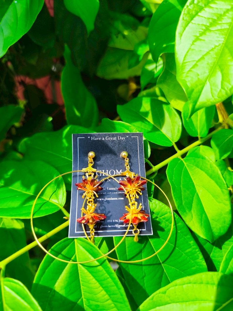 Dok-sailom Dan An Sadok Earrings 2 Dok (Dok Sailom Dan An Sadok Earrings 2 Dok) - 耳環/耳夾/耳骨夾 - 木頭 多色