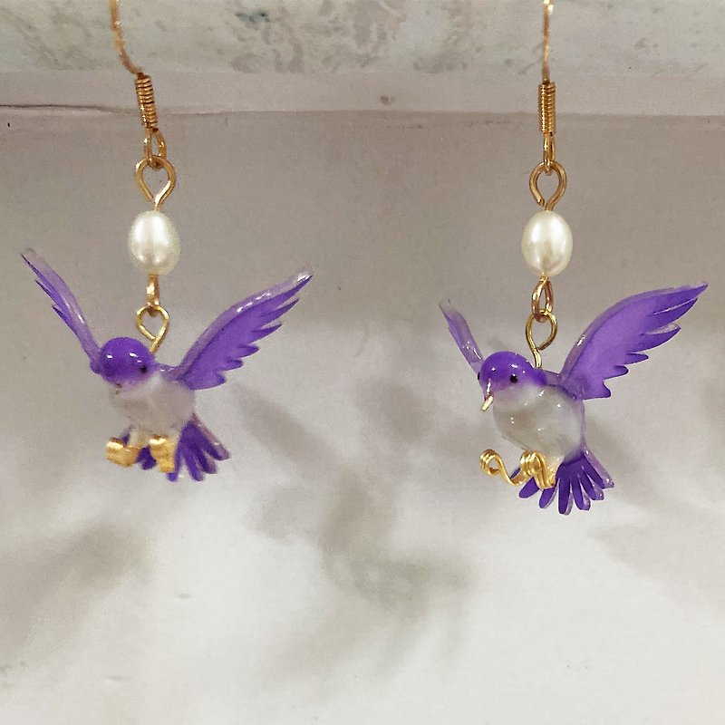 Handmade Vivid Flying Bird Earring - ต่างหู - วัสดุอื่นๆ สีม่วง